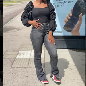 Zara gråa bootcut slit jeans strl 38/40 - Säljer ett par jättesnygga gråa bootcut slit jeans strl 38 för de är för små för mig bara därför jag säljer de, använda ca 3 gånger. Sitter bra i midjan speciellt för mig med lite större lår🥰. Lite stretch. Perfekt långa för mig som är 165 cm. (Pris: 359kr Nypris: 260kr)