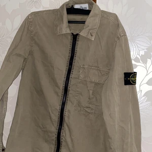 Stone Island Overshirt ‘Old’ DYE  - Tja! Säljer nu min ”rare” overshirt ( färgen är svår att få tag på) köpte den sommaren 2019 från Stone Islands hemsida och den har tyvärr bara använts ett par fåtal gånger pga för liten storlek. Cond skulle jag säga är 9/10 - finns inga flaws & patchen är så gott som ny. Kvitto finns! 2000kr + spårbart frakt. 