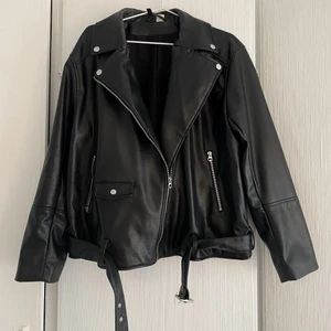 Oversized skinnjacka  - Skitsnygg skinnjacka, som tyvärr inte kommer till användning. I super bra skick och använd ett fåtal gånger. Exklusive frakt 🤎