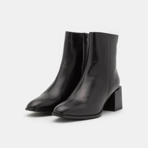 Klackar från Zing storlek 39 - Använda en gång. Nypris 979 