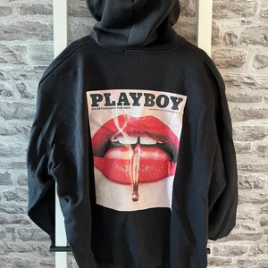 Playboy hoodie  - Storl L, använd men fin! Frakt tillkommer, pris 499kr 