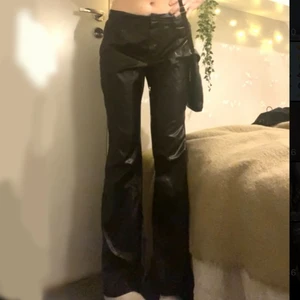 Läderbyxor - Läderbyxor i svart, köpt på sellpy men säljer vidare då jag upplever att d e för korta. Jag är 173 cm lång och de slutar lite under fotknölen. Jag bär oftast S-M i byxor men strl 40 passar som en M för mig. Midjemått: 84 cm (lite stretchiga) inbl: 80