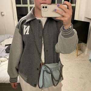 Jacka NA-KD  - Säljer denhär fina jackan från NA-KD. Slutsåld! Använt en gång men kommer inte till användning! Jättefint skick. Skriv för fler bilder 