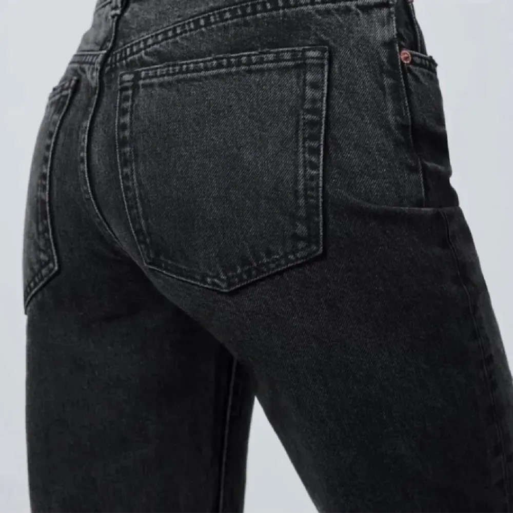 Säljer mina långa svarta zara jeans eftersom jag har ett par liknande redan ❤️❤️ De är straight och låga i midjan. Skriv för fler bilder 💞. Jeans & Byxor.