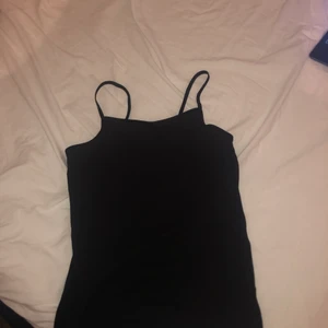 Svart linne - Ett svart linne ifrån hm i str 158/164 vilket är som xs/S. Köparen står frakt 