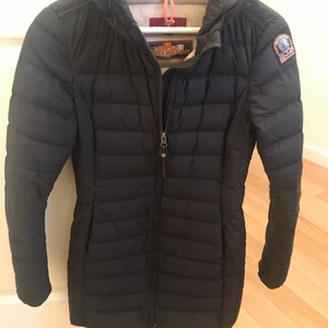 Parajumper jacka (Irene) - Hej jag säljer min parajumper jacka fick den i present köptes från johnells den är så klart äkta  Jackan heter modellen Irene färgen svart säljer på grund av ingen användning har för många jackor  Jackan är perfekt nu våren och hösten den är i jätte fint skick stl är xxs motsvarar en vanlig xs 34/36  Nypris ca 4500kr