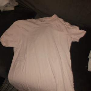 En rosa t-shirt ifrån hm i str xs. Köparen står för frakten.