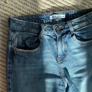Jättefina jeans från Zara med bootcut-stil🤍 Skriv privat för fler bilder!