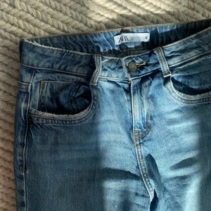 Jeans - Zara - Jättefina jeans från Zara med bootcut-stil🤍 Skriv privat för fler bilder!