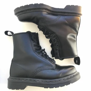 Dr martens - Endast använda fåtal gånger. Dessa fina dr martens kanske kan komma till användning och mer nytta hos någon annan💕 frakt tillkommer men vet inte exakt vad de kan skickas för så kan bli mindre också