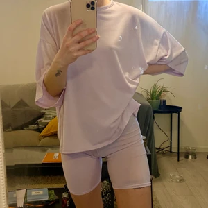 LILA SET - Ljuslila set med cykelbyxor och något oversize T-shirt från missguided! Stl 32 tall. Som en xs