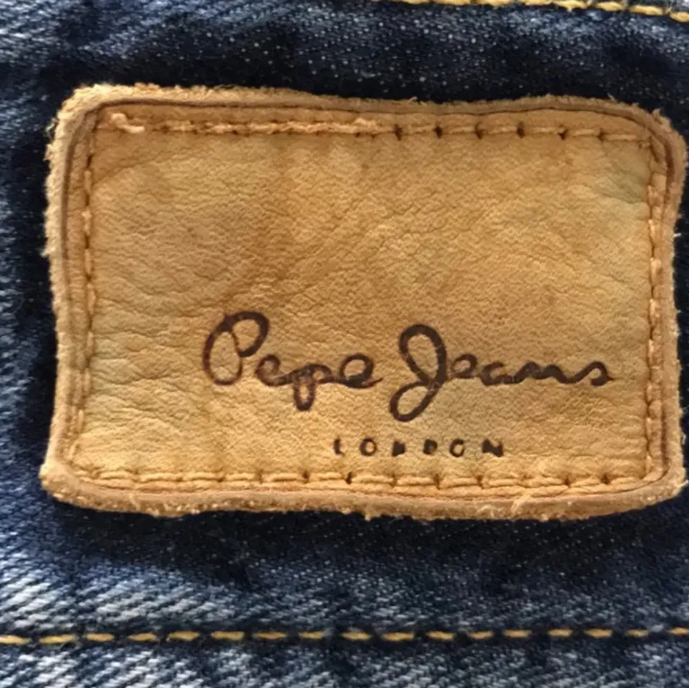 Säljer dessa mörkblåa lågmidjade bootcut jeans från Pepe då de är aningen för stora, tycker annars om de jättemycket:( de är i också i mycket bra skick! Om du vill ha bild på hur de sitter på eller några mått är det bara att fråga💞 . Jeans & Byxor.
