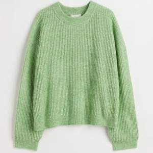 Säljer nu min supersnygga liknande tröja från hm! Jättefin grön färg som passar perfekt nu till våren och sommaren⭐️🌸  Den är i storlek M men passar väldigt snygg på de som bär XS/S också då den blir lite oversize. Skriv privat för egna bilder, köpt för typ 200 kr! 💞