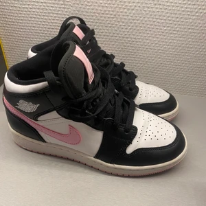 Air Jordan 1 Mid rosa - Säljer mina Jordans (Äkta) då de inte kommer till användning längre! Jättefina skor som är i storlek 36 och forfarande i bra skick❤️ Lite creasade men går lätt att fixa med ex crease skydd, köpte de nya här på Plick för 1800kr säljer för 1000🥰 kom privat för mer frågor och funderingar! Köpare står för frakt 