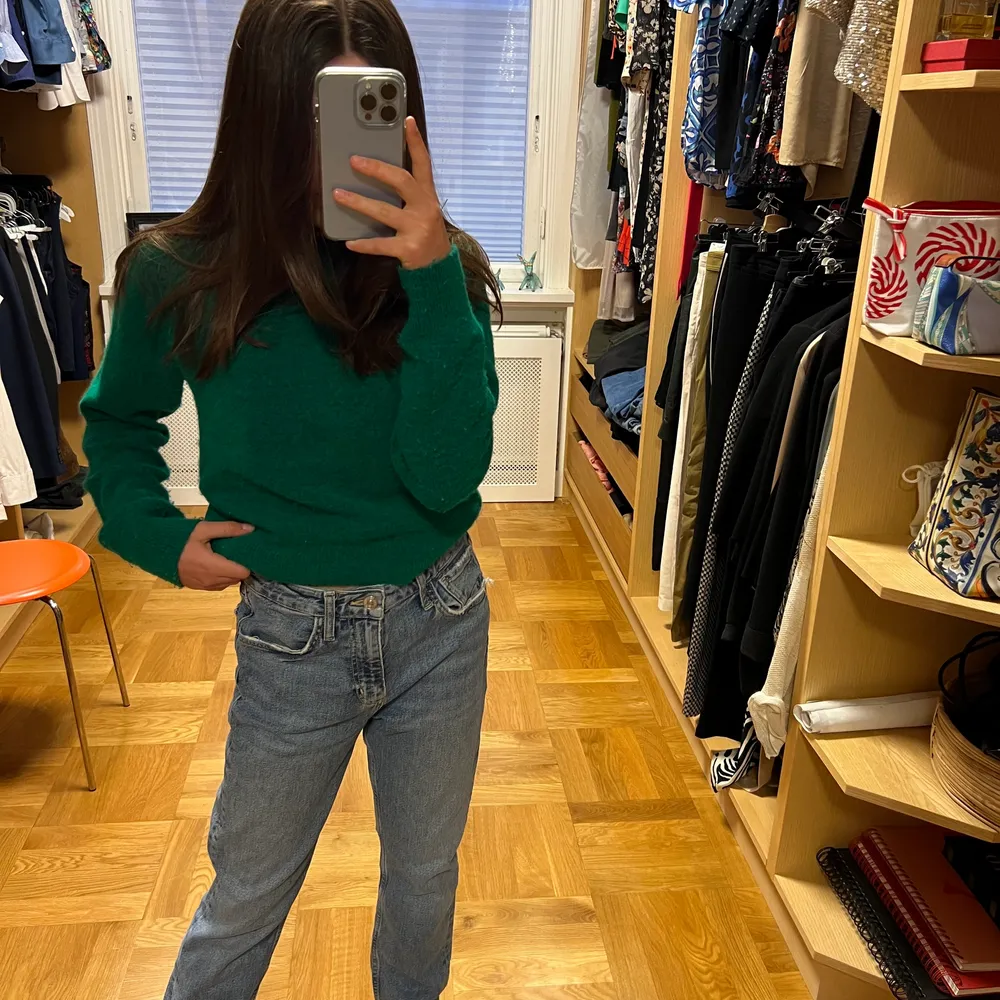 Säljer nu dessa fina mid waist straight jeans från zara i jättebra skick💕fick dessa av en kompis då jag inte vet om de är avklippta eller om de ska vara lite slitna där nere ❤️säljer pga för stora! Kontakta för fler bilder och pris kan diskuteras . Jeans & Byxor.