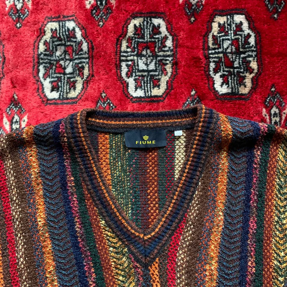 Super fin vintage stickad tröja i v neck! Passar small till large. Tröjor & Koftor.