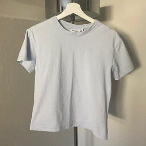 Ljusblå tshirt Weekday - Säljer en basic ljusblå tshirt från Weekday som är perfekt nu till våren! Den har en pytteliten fläck som dock inte är märkbar överhuvudtaget men vill iaf nämna det. Säljer även en likadan i en grönaktig färg. 🥰 Köparen står för frakt 
