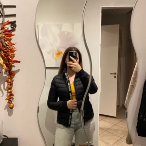 Hollister dunjacka - Säljer denna då den inte kommer till användning💕 köparen står för frakt 🌸