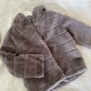 Pälsjacka - EJ ÄKTA PÄLS, ser ut som ny utifrån men finns hål i fickorna men inget som syns utanpå🥰 Jackan är ONESIZE men skulle säga att den är som storlek S