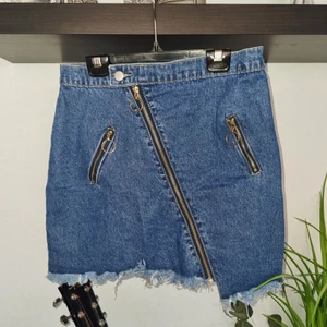 Jeanskjol med dragkedja - Cool jeanskjol som passar perfekt nu till sommaren! Aldrig använd pga för liten storlek:) rekommenderas till en S