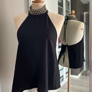 ZARA TOP - En snygg top från zara med bar rygg, använd fåtal gånger ✨