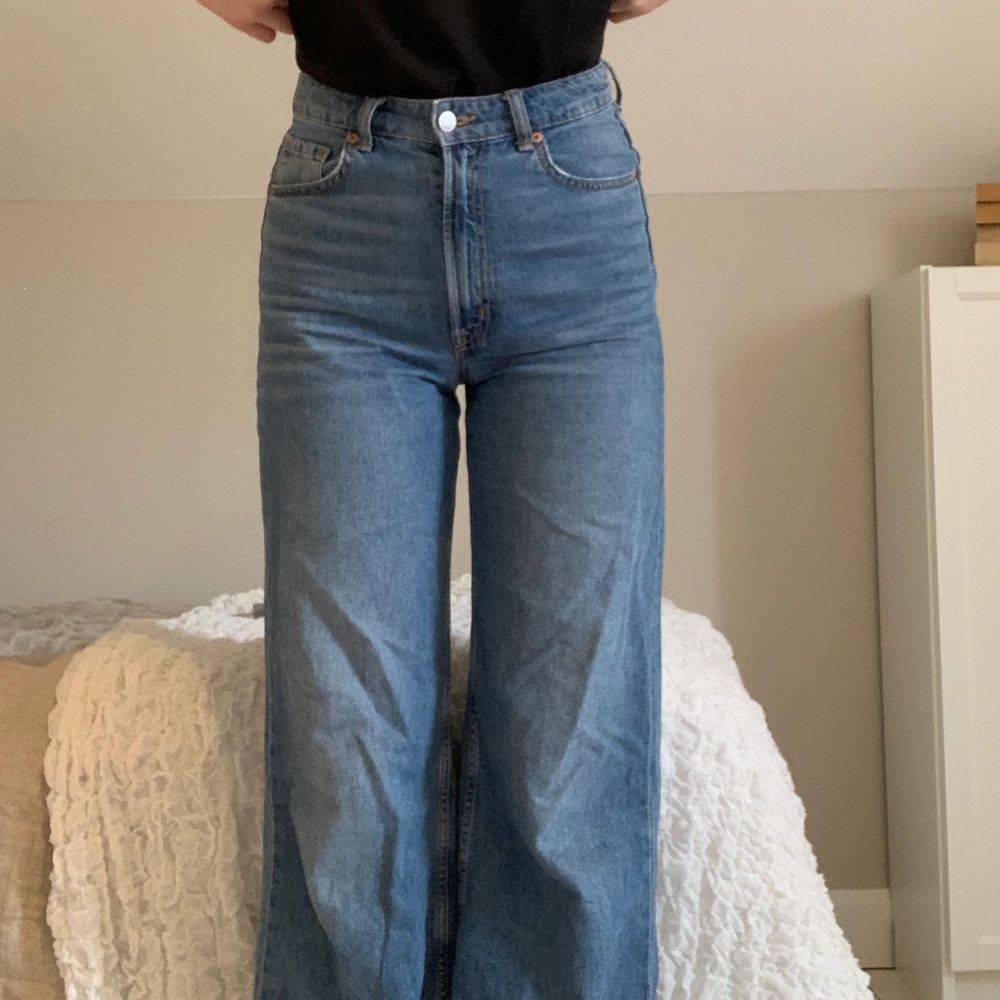 Säljer dessa fina vida Hm jeans för att de är för korta för mig (jag är 1,75). De är använda men bra skick, storlek 36 💗 50 kr + frakt. Jeans & Byxor.