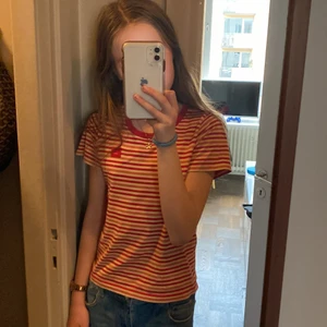 Randig Acne t-shirt  - Säljer min snygga Acne tröja pågrund av att den inte används längre! Jag har inte använt den så mycket så den är som ny! Storlek 11-12 år men passar en xxs! 💋