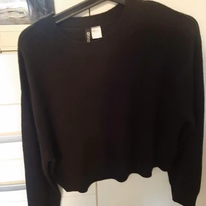 Tröja  - En vanlig svart tröja som är skit skönt att ta på sig den😱😍 den är från H&M är i storlek XS. Frakten ingår 