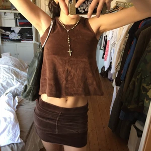 Brunt sett  - Fint brunt sett, mjukt och härligt. Fint skick förutom ett litet hål i tröjan, det kan skickas bild på vid intresserade personer✨