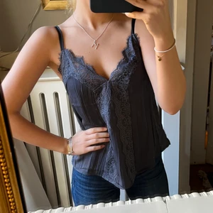 Topp med spets - Säljer denna söta spetstopp då jag inte fått så mycket användning för den! Kan mötas upp i Stockholm, annars står köparen för frakt💫