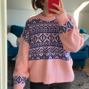 Zara stickad tröja  - Säljer denna sköna stickade tröjan från Zara i storlek S! oanvänd men ingen prislapp kvar så kan ej skicka tillbaka🤍 