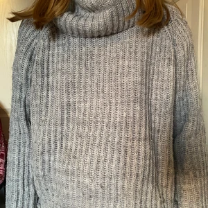 Grå tjock vintergröna med krage - En grå härlig tröja att ha på vintern. Väldigt varm med ett mjukt material. Strl 146/152. frakt ingår. Tvättar såklart innan frakt.