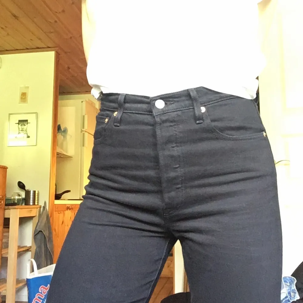 501, cropped levis jeans. Använt 2 gånger på grund av äger ett liknande par jeans, men super sköna och snygg passform! Sitter lite högre upp i midjan, lite stretch. Storlek 30/29. Nypris: 1000kr. Jeans & Byxor.