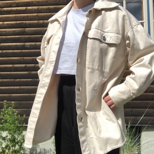 Jeansjacka  - Beers jeansjacka i storlek L från HM. Materialet är väldigt tunt och är därför perfekt för sommar och vår, finns däremot en fläck som jag tror går att tvätta bort. Har endast använt jackan en gång och har själv inte tvättat den efter första användningen därför finns fläkcken kvar. 