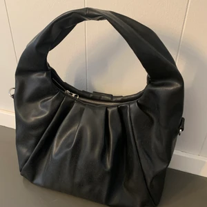 Weekday väska  - Svart väska från weekday, mycket rymlig och bra skick! Frakt tilkommer