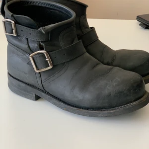 Primeboots  - Ett par låga primeboots i använts skick. 