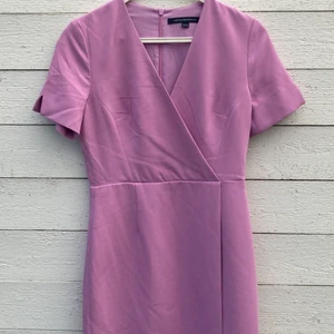 Ljuslila fodralklänning  - Jättefin ljuslila fodralklänning, använd endast en gång