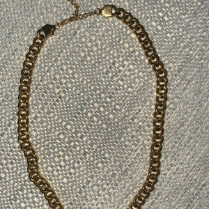 Halsband - Jag säljer detta snygga och coola guldiga halsband ifrån raglady. Jag har använt halsbandet ett fåtal gånger men det är i mycket bra skick. Kontakta för fler bilder. Köparen står för frakt. Pris går att diskutera!✨