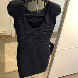 Marinblå klänning  - Figursydd, marinblå klänning, fint skick! 