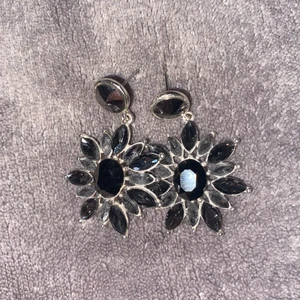 Örhängen - Ett par örhängen från "snö of sweden”. Jättebra skick och använda fåtal gånger. Köparen står för frakt. Kontakta för fler bilder.🦋