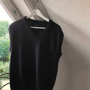Blå herr väst - De storlek L man, är XS själv så den passar nog från XS-M på ett lössittande sätt. Aldrig använt! Som ny :) frakt tillkommer. Köpt hos en söt herrs lilla butik i Spånga, så det är något random märke :) men det är bra kvalité