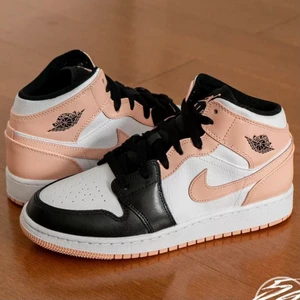 Jordan 1 Mid Crimson Tint - Har Jordan 1 mid crimson tint i flera storlekar. Storlekarna jag har just nu är 36.5, 38, 38.5, 39. Kvitto finns självklart till alla skor. Kan hämtas i Uppsala, annars står köpare för frakt. Skicka ett meddelande vid frågor!