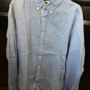 Ljusblå linne-skjorta ifrån Tommy Hilfiger i 100% linne - Ljusblå linne-skjorta ifrån Tommy Hilfiger i 100% linne.  Premium-linen - Storlek S  I väldigt fint skick. Mitt pris 350kr inkl Nypris ca 1099