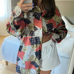 Oversized skjorta - Såhär sitter skjortan på mig, jag har storlek S. 