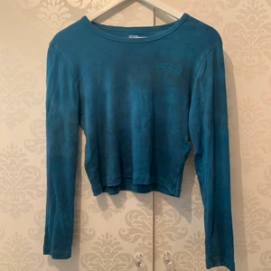 blå tiedye  - cool tiedye tröja från urban outfitters! sparsamt använd ord pris 350kr. något liten i storleken (passar mig som bär s-m). köparen står för frakten :)
