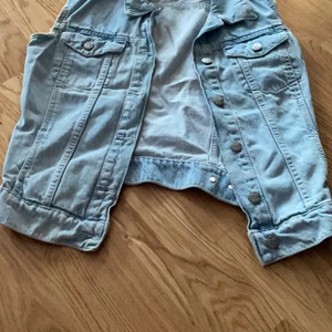 Denim väst/ jeans  - Snygg väst i denim storlek xs/s 
