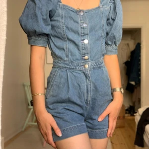 Shortsdress - Super fin jeans shortsdress ifrån h&m använd ca 2 gånger. Storlek 34 