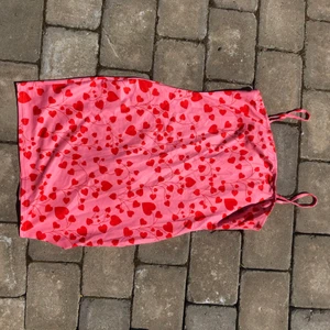 Rosa klänning med små hjärtan   - super söt passar tyvär inte mig dock liten slott på sidan aldrig använd