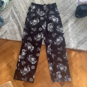 Byxor  - Så coola, men är trött på dem! Köp innan torsdag (17e maj för gratis frakt)