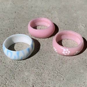 Färgglada ringar  - Lägger upp dessa supersnygga och trendiga ringar igen på nytt! Jag tillverkar egengjorda ringar i önskad färg, mönster och storlek! Perfekta nu till sommaren!☀️ De kostar 30kr/styck!💗💕Har du några frågor är det bara att kontakta mig! Köparen står för frakten (12kr)🤗🥰